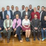 Gruppenbild mit 27 Männern und Frauen