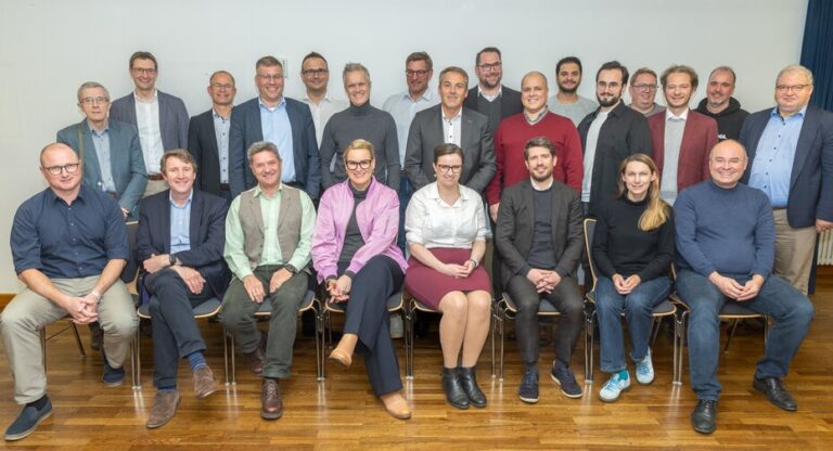 Gruppenbild mit 27 Männern und Frauen
