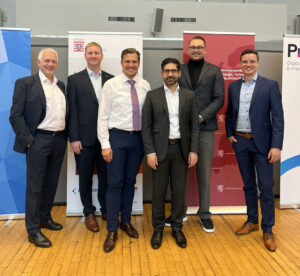 v.l.: Peter Nonn, techn. Projektleiter ekom21; Benjamin Müller, Produktverantwortlicher ekom21; Simon Sauerbier, Projektverantwortlicher ekom21; Staatsminister Kaweh Mansoori; Lukas Wirz, HMWVW; Dennis Miller, Geschäftsfeldleiter Bauen und Umwelt Prosoz