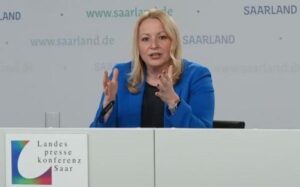 Die saarländische Bildungs- und Kulturministerin Christine Streichert-Clivot an einem Rednerpult.