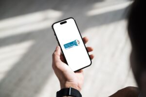 Smartphone-Screen mit Logo der Allianz für Cyber-Sicherheit