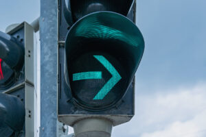 Eine Ampel mit Pfeil nach rechts zeigt grün.