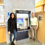 Tea Bayraktar und Christopher Rist stehen vor einem Kassenautomaten des Schwarzwald-Baar-Kreises.