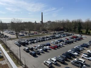 Blick aus der Vogelperspektive auf den Parkplatz am Gütersloher Marktplatz