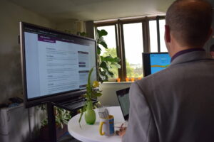 Ein Mann schaut auf einen Desktop-Monitor-
