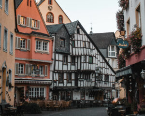 Stadtansicht von Bernkastel-Kues, ein altes Fachwerkhaus im Bildzentrum.