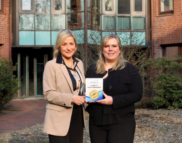 Landrätin Dagmar Schulz und Stabsstellenleiterin Digitalisierung Sabrina Donner mit der Auszeichnung des Silicon Valley Europe