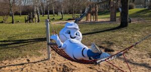 Troisdorfer Smart City Maskottchen SmarTa schaukelt in einer Hängematte