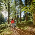 Ein Mann und eine Frau wandern im Fichtelgebirge