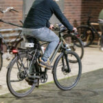 Fahrrad an dem ein Umweltsensor befestigt ist.
