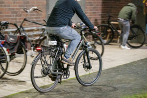 Fahrrad an dem ein Umweltsensor befestigt ist.