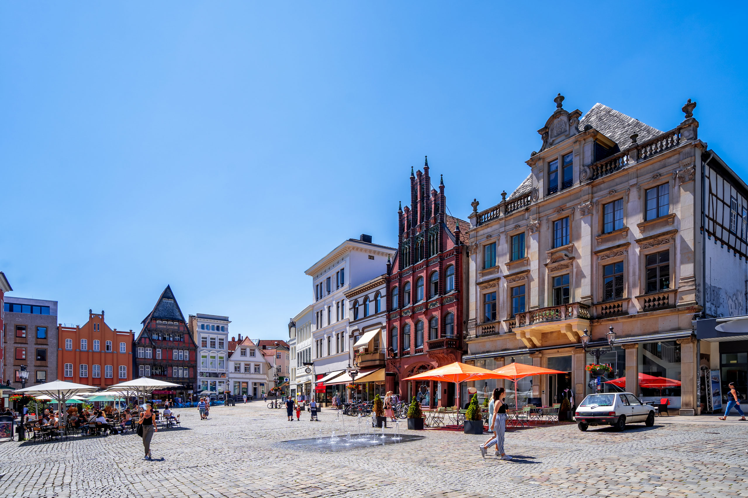 Der Mindener Marktplatz, umgeben von historischen Gebäuden.