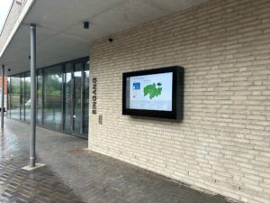 Neben dem Eingang zum Amt Hüttener Berge ist das Bürgerinfoterminal installiert.