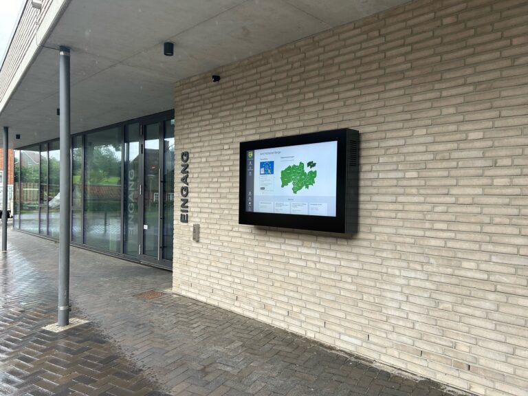 Neben dem Eingang zum Amt Hüttener Berge ist das Bürgerinfoterminal installiert.