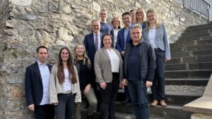 Gruppenfoto mit Vertreterinnen und Vertretern der Verbandsgemeinden Diez, Kaisersesch, Montabaur und Weißenthurm, die im Prozessmanagement kooperieren.