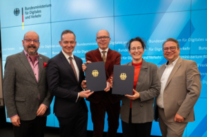 Markus Wartha, Bundesdigitalminister Dr. Volker Wissing, Landaus Oberbürgermeister Dr. Dominik Geißler und Dr. Beate Ginzel, Leiterin des Referats Digitale Stadt in Leipzig.