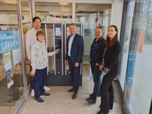 Christian Brenner, Anita Obermaier, Bürgermeister Christoph Böck, Harald Gärtner und Tonja Lierheimer stehen vor der Bürgerservice-Box im Vorraum des Unterschleißheimer Bürgerbüros.