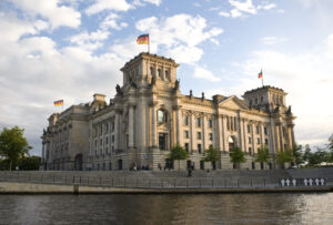 Blick vom Spreeufer auf das Reichstagsgebäude.