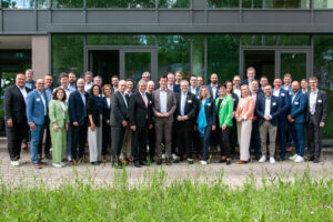 Mehrere Personen stehen vor einem Gebäude.