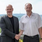 Nextcloud-Geschäftsführer Frank Karlitschek und Thomas Bönig, CIO und CDO der Landeshauptstadt Stuttgart und Leiter des Amts für Digitalisierung, Organisation und IT (DO.IT) reichen einander die Hand.