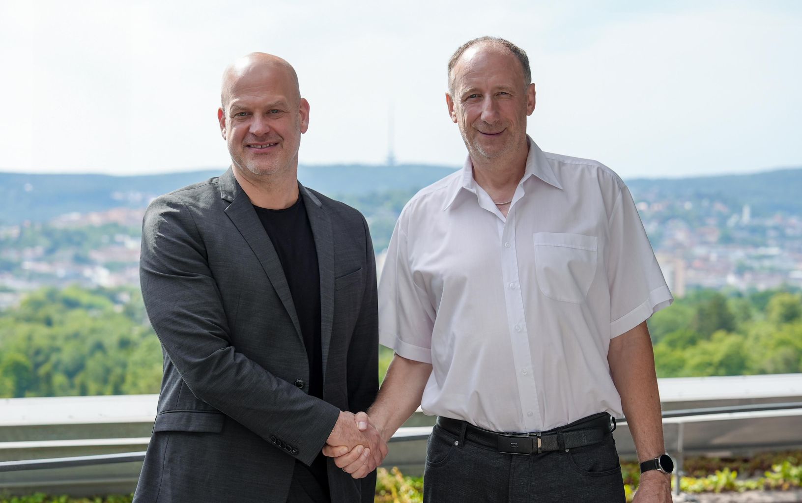 Nextcloud-Geschäftsführer Frank Karlitschek und Thomas Bönig, CIO und CDO der Landeshauptstadt Stuttgart und Leiter des Amts für Digitalisierung, Organisation und IT (DO.IT) reichen einander die Hand.