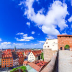 Nürnberg, Deutschland. Blick auf die Kaiserburg und den Sinwellturm in der Nürnberger Altstadt in Franken, Bayern.
