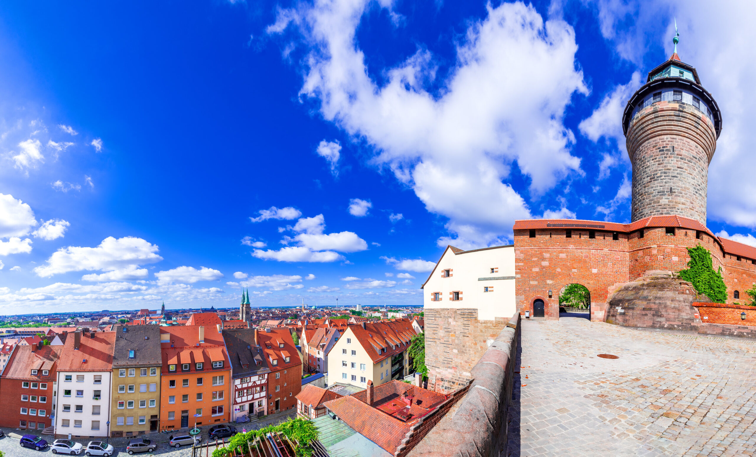 Nürnberg, Deutschland. Blick auf die Kaiserburg und den Sinwellturm in der Nürnberger Altstadt in Franken, Bayern.