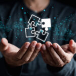 Geschäftsmann hält Puzzle mit virtuellem Symbol.