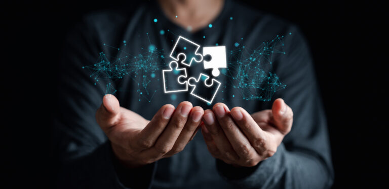 Geschäftsmann hält Puzzle mit virtuellem Symbol.
