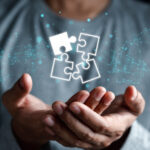 Geschäftsmann hält Puzzle mit virtuellem Symbol.
