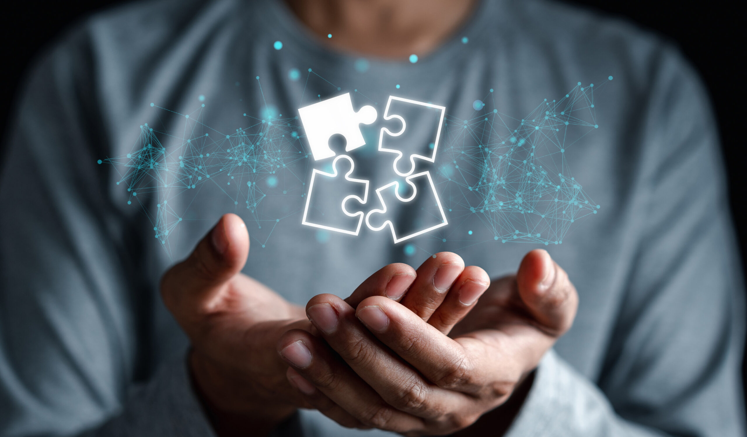 Geschäftsmann hält Puzzle mit virtuellem Symbol.