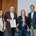 4 Personen mit Urkunde - Stuttgart mit eLearning Award 2025 ausgezeichnet