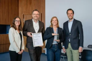 4 Personen mit Urkunde - Stuttgart mit eLearning Award 2025 ausgezeichnet