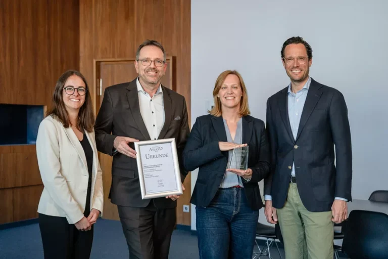 4 Personen mit Urkunde - Stuttgart mit eLearning Award 2025 ausgezeichnet