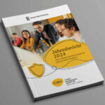 Print-Ausgabe des CSBW-Jahresberichts 2024, die schräg auf einer grauen Oberfläche liegt.