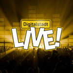 Schriftzug Digitalstadt Live, im Hintergrund sind die Umrisse eines Festivalpublikums zu sehen.