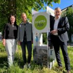 Franziska Pöhlmann (Projektleiterin FichtelApp), Lena Ostermeyer (Projektmitarbeiterin FichtelApp), Landrat Peter Berek.