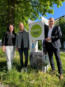 Franziska Pöhlmann (Projektleiterin FichtelApp), Lena Ostermeyer (Projektmitarbeiterin FichtelApp), Landrat Peter Berek.