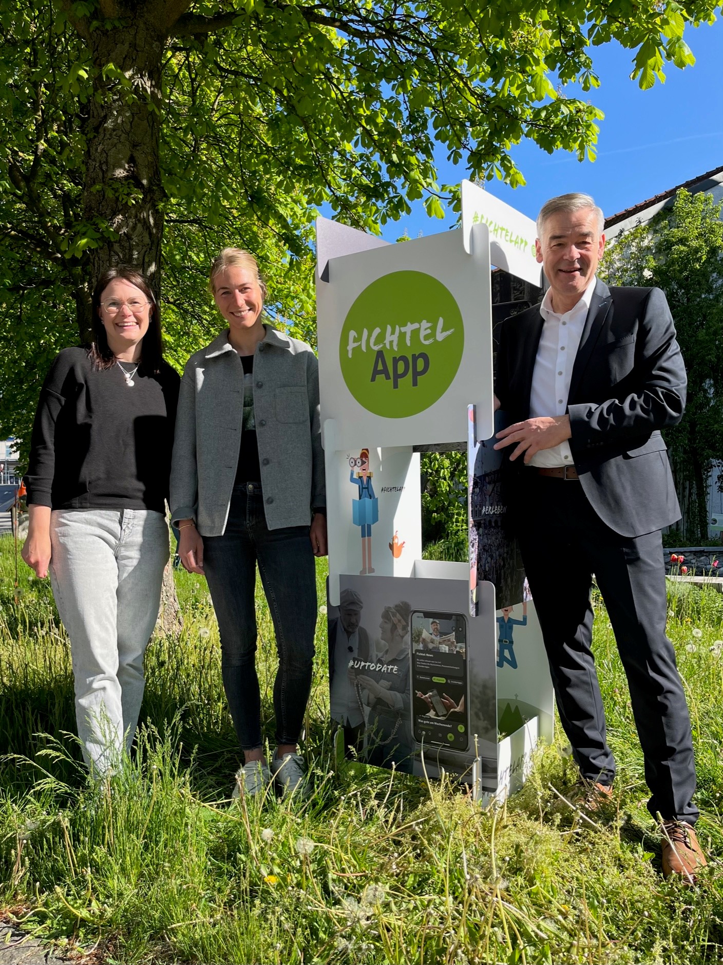 Franziska Pöhlmann (Projektleiterin FichtelApp), Lena Ostermeyer (Projektmitarbeiterin FichtelApp), Landrat Peter Berek.