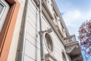 WLAN Access-Point an einem Gebäude im Lutherring