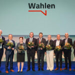 Mehrere Personen stehen nebeneinander auf einer Bühne