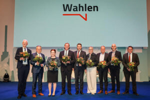 Mehrere Personen stehen nebeneinander auf einer Bühne