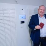 Olaf Wagner, Beigeordneter für den Bürgerservice der Stadt Düsseldorf, steht vor der neuen Dokumentenausgabebox im Dienstleistungszentrum.