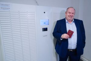 Olaf Wagner, Beigeordneter für den Bürgerservice der Stadt Düsseldorf, steht vor der neuen Dokumentenausgabebox im Dienstleistungszentrum.