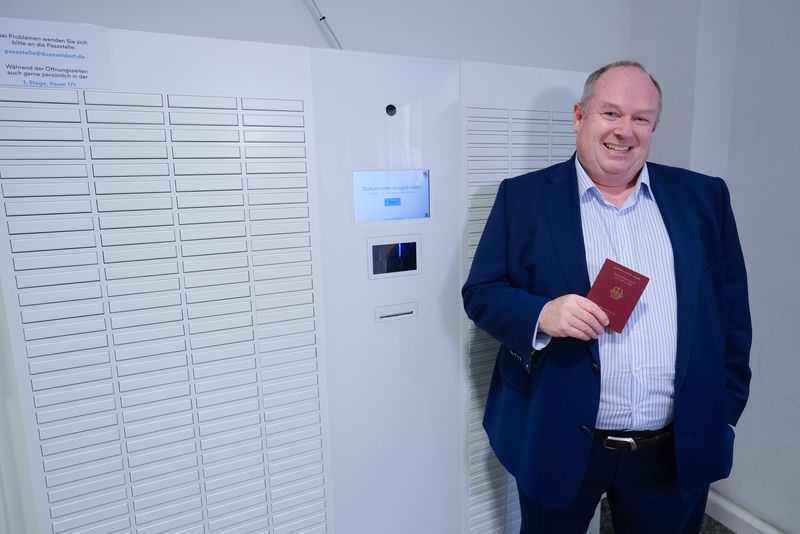 Olaf Wagner, Beigeordneter für den Bürgerservice der Stadt Düsseldorf, steht vor der neuen Dokumentenausgabebox im Dienstleistungszentrum.