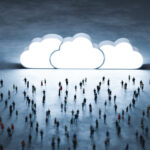 Blick auf viele Personen von oben, im Hintergrund sind zweidimensionale Wolken zu sehen