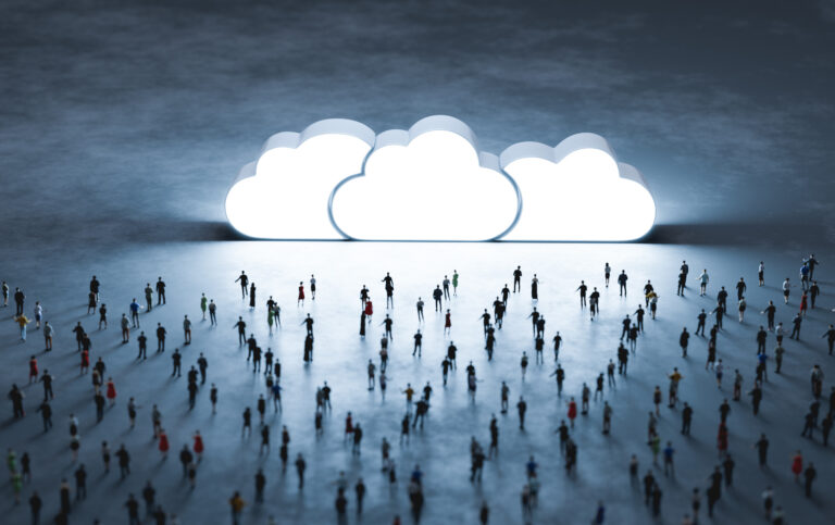 Blick auf viele Personen von oben, im Hintergrund sind zweidimensionale Wolken zu sehen