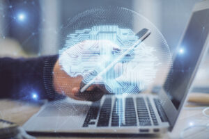 Laptop mit KI-Kopfsymbol davor