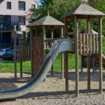 Spielplatz in einem Wohngebiet.