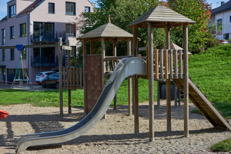 Spielplatz in einem Wohngebiet.